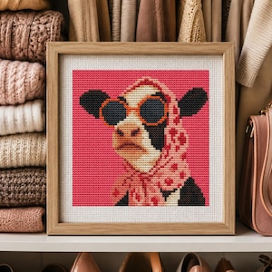 Roligt korsstygnsmönster med ko, coolt broderi med solglasögon och kalv, PDF, elegant lantlig inredning, SAGA, Tiny xstitch