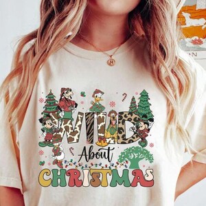 Retro Wild über Weihnachten Animal Kingdom Shirt, Disney Mickey & Friends Tshirt, Animal Kingdom T-Shirt, Disneyland Familienausflug, Weihnachtsgeschenk