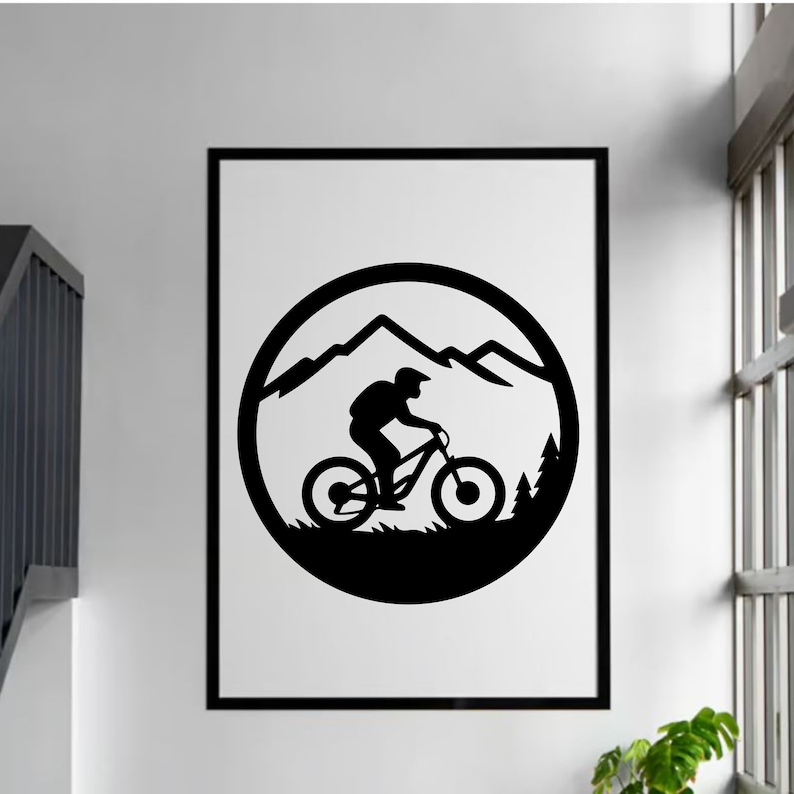 Puede incluir: Silueta en blanco y negro de un ciclista de monta&ntilde;a montando una bicicleta a trav&eacute;s de un paisaje monta&ntilde;oso. La imagen est&aacute; en un c&iacute;rculo con fondo blanco.
