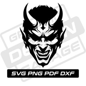 Op de afbeelding: Een zwart-wit illustratie van een duivelsgezicht met scherpe hoorns, een brede grijns en intense ogen. De afbeelding bevat de tekst "SVG PNG PDF DXF" in een zwarte rechthoek, wat duidt op digitale ontwerpbestanden.