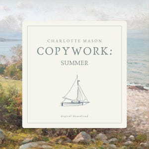 Op de afbeelding: Een digitale download met een illustratie van een zeilboot en de tekst "CHARLOTTE MASON COPYWORK: SUMMER". De afbeelding heeft een lichtbeige achtergrond met een kustlandschap op de achtergrond.