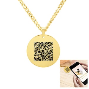 Peut inclure: Collier en or avec un pendentif rond comportant un code QR noir et blanc. Le pendentif est attaché à une chaîne en or.