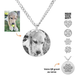 Peut inclure: Un collier en argent avec un pendentif rond représentant une photo en noir et blanc d'un chien. Le dos du pendentif peut être gravé avec un code QR.