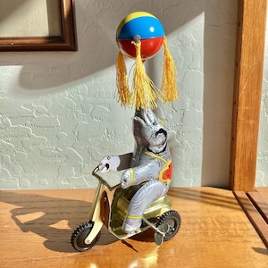 Wind-Up Tin Elephant Vintage Mechanical Toy Excellent working condition Art and collectibles Figurines Home and Living toy collector gifts