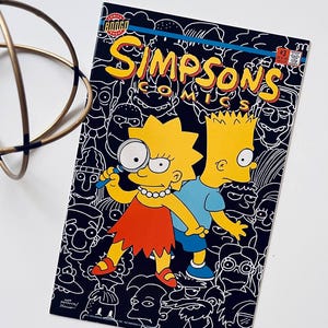 Könnte beinhalten: Ein Comic-Cover der Simpsons mit Bart und Lisa Simpson. Das Cover ist schwarz mit weißen Umrissen verschiedener Simpsons-Charaktere. Bart trägt ein blaues Hemd und Lisa trägt ein rotes Kleid und hält eine Lupe. Der Comic heißt "Simpsons Comics" und ist Nummer 3.