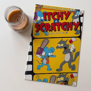Op de afbeelding: Een vintage "Itchy & Scratchy Comics" stripboek met een gele achtergrond en stripfiguren. De strip bevat een blauwe muis met een kettingzaag en een grijze kat met een bijl. Een glazen potkaars met bruine was staat naast de strip.