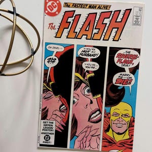 Può includere: Un fumetto DC vintage intitolato The Flash, numero 328, datato dicembre 1983. La copertina presenta tre pannelli che raffigurano una scena drammatica con Iris West e il Reverse-Flash, inclusi fumetti con testo come Y-YOU'RE NOT MY HUSBAND!