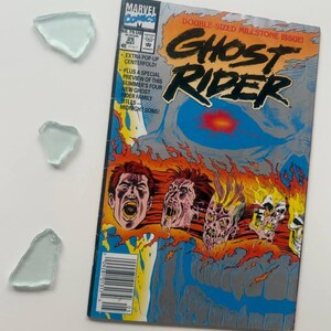 Pode incluir: Uma capa de banda desenhada com Ghost Rider num fundo de fogo e o texto "Double-Sized Milestone Issue! Ghost Rider".