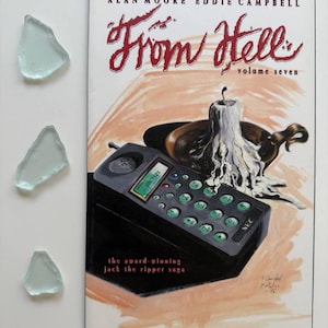 Op de afbeelding: Een comicboekomslag voor "From Hell: Volume Seven" van Alan Moore en Eddie Campbell. De omslag toont een zwarte draaischijftelefoon met een brandende kaars en een rode titel.
