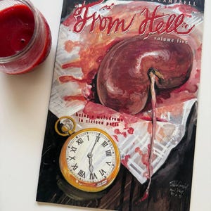 Op de afbeelding: De cover van een graphic novel getiteld "From Hell: Volume Five" door Alan Moore en Eddie Campbell. De cover toont een bloederige rode nier, een zakhorloge en een krant met rode spetters.