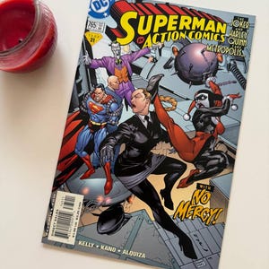 Può includere: Fumetto di Superman in Action Comics #765. La copertina presenta Superman, The Joker e Harley Quinn. Il fumetto ha un logo DC Comics e la scritta "With No Mercy!". Il fumetto è in buone condizioni.
