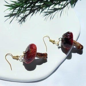 Pendientes de hongos secos auténticos: joyería de resina de hadas del bosque