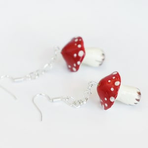 Handgemaakte rode paddestoeloorbellen: Clay Fungi Jewelry, lichtgewicht paddestoeloorbellen.