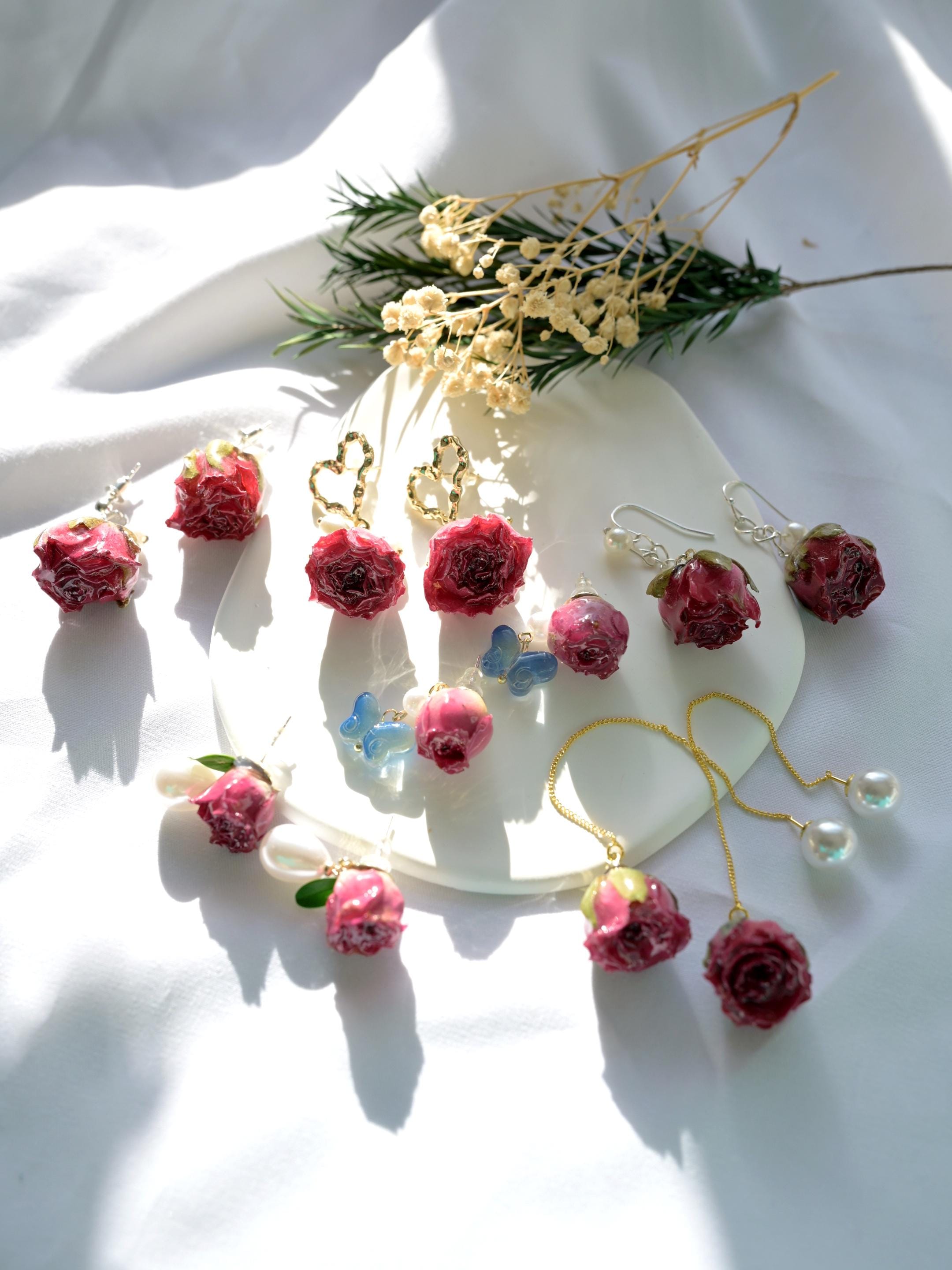 Unique Handmade Irregular Round Resin Earrings Pressed Rose Petals Real Dried Flower Earrings Preserved Flowers Hoops For Women