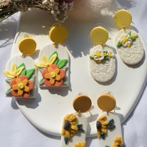 Pendientes de arcilla polimérica hechos a mano, amarillos, ligeros, de flores, de verano.