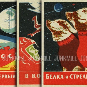 Può includere: Tre manifesti di propaganda sovietica vintage che raffigurano l'esplorazione spaziale. Il primo manifesto mostra un razzo rosso con il testo "первый в космос" (primo nello spazio). Il secondo manifesto mostra un cosmonauta con una tuta spaziale rossa e un casco. Il terzo manifesto mostra due cani, Belka e Strelka, con tute spaziali rosse con il testo "Белка и Стрелка" (Belka e Strelka).
