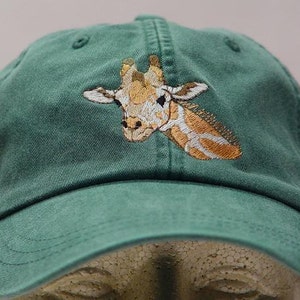 Gorra de béisbol bordada con diseño de jirafa para hombre y mujer, ideal como regalo. Precio: 24 colores disponibles.