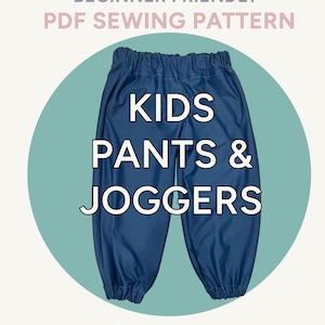 Può includere: Un paio di pantaloni e joggers blu navy per bambini, con vita e polsini elasticizzati, è raffigurato in un cerchio turchese. Il testo recita "KIDS PANTS & JOGGERS" e "PDF SEWING PATTERN". L'immagine include anche icone di una stampante, forbici e una macchina da cucire.