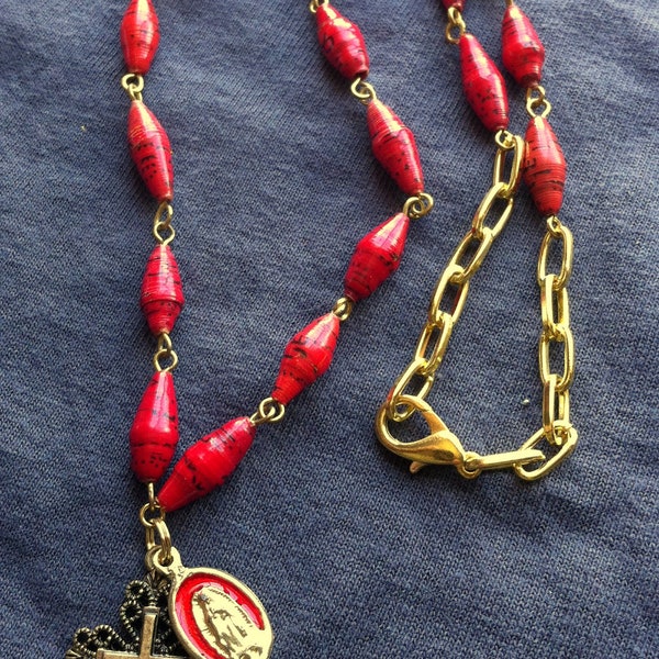 Our Lady of Guadalupe Red und Gold Medal Kruzifix und Afrikanisch-Papier-Perlen