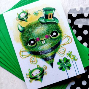 Carte de voeux pour la Saint-Patrick avec enveloppe, insecte vert drôle, trèfle, courrier postal, personnage effrayant et mignon