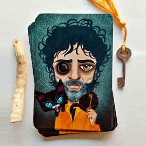 Pode incluir: Uma ilustração colorida de um homem com cabelo escuro e um tapa-olho preto segurando um gato preto com uma chave na boca. O fundo é um padrão de teia de aranha verde e preto.