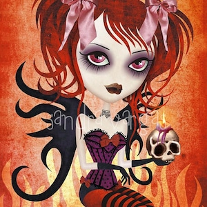 Könnte beinhalten: Eine digitale Illustration einer Gothic-Fee mit roten Haaren, schwarzen Flügeln und einem rosa Korsett. Sie hält einen Schädel mit einer brennenden Kerze darauf. Der Hintergrund ist feurig orange.