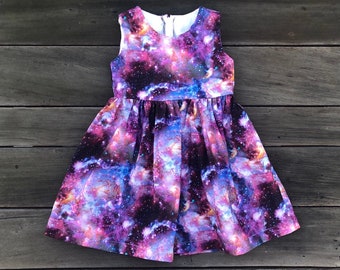 Robe cosmique pour filles, robe galaxie, robe système solaire, robe espace extra-atmosphérique, inspiration astronomie, faite main par Fi and Me, robe pour filles sur le thème de l'espace