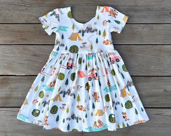 Robe en jersey de coton pour fille, robe de camping, cadeaux pour filles, amis de la forêt, vêtements confortables pour filles, manches courtes, fait main par Fi and Me