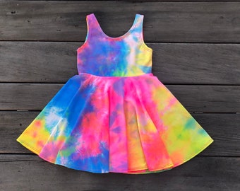 Twirly Rainbow Tie Dye Kleid, Quick Dry Mädchen Twirly Kleid, handgemacht von Fi und Me, Tie Dye, Tellerrock, Anzugstoff