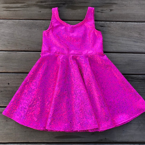 Pink Twirly Girls Dress Shimmer Quick Dry, fatto a mano da Fi and Me, fucsia, rosa caldo, gonna a ruota intera, tessuto per abiti da bagno