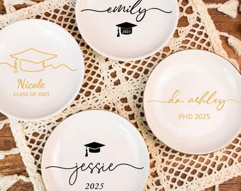 Gepersonaliseerde schotel afstuderen sieraden, afstudeercadeau voor haar, gepersonaliseerde trinket schotel, klasse van 2025 cadeau, college afstuderen ring schotel
