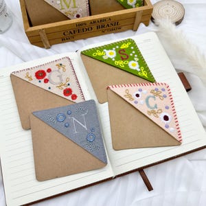 Marcador de fieltro bordado con letras personalizadas de las 4 estaciones, marcador de fieltro con esquinas cosidas en forma de triángulo hecho a mano, marcador de bordado personalizado