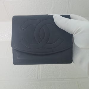 Cartera plegable CHANEL para mujer de piel de becerro granulada con logotipo CC, color negro, vintage, usada