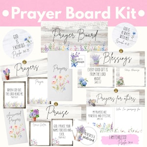 Può includere: Un kit per lavagna di preghiera con vari elementi decorativi. Include un grande cartello "Prayer Board", cartelli più piccoli con frasi come "Prayers" e "Blessings" e accenti floreali. Il kit presenta citazioni ispiratrici e versetti biblici.