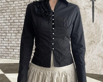 Blusa negra gótica ajustada con volantes: botones que imitan perlas, mangas largas.