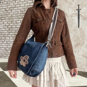Blå denim stor axelväska med blomdetalj | Textil laptopväska