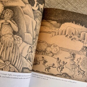 以下が含まれることがあります： 神話の登場人物を描いた白黒の挿絵がある開いた本。左ページにはフルートを吹くサテュロス、右ページには風景の中で踊るニンフとサテュロスが描かれている。下部にはその場面を説明するテキストが記載されている。