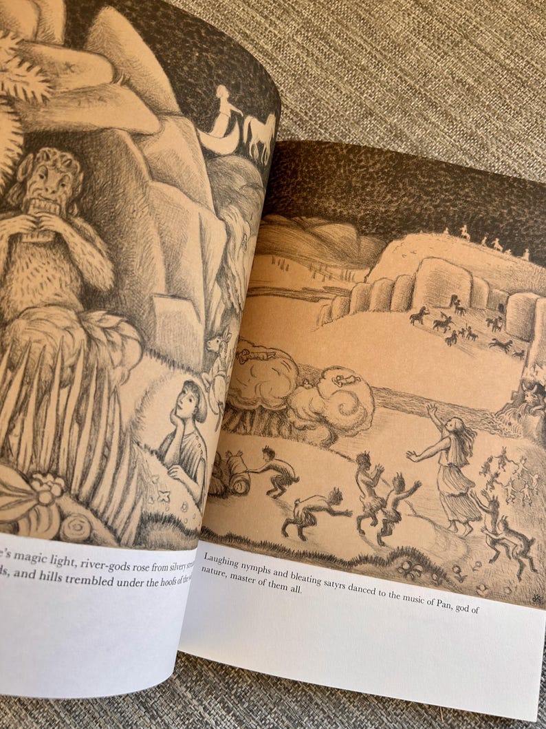 以下が含まれることがあります： 神話の登場人物を描いた白黒の挿絵がある開いた本。左ページにはフルートを吹くサテュロス、右ページには風景の中で踊るニンフとサテュロスが描かれている。下部にはその場面を説明するテキストが記載されている。