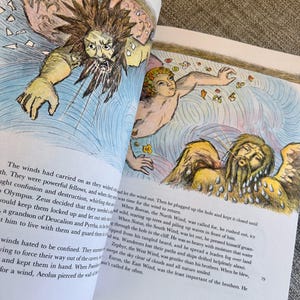 以下が含まれることがあります： 3人の神話的な風の姿が描かれたカラフルなイラストが載っている開いた本のページ。暗い髪の人物が渦巻く青い背景から現れ、花の冠をかぶった人物と、水滴をまとった髭を生やした人物が描かれています。