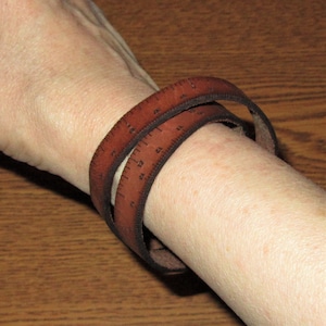 ILOVEHANDLES x KnitCrate Wrist Ruler, Medium Brown Leather, 17&quot; Long. NEW in Tin (B6)