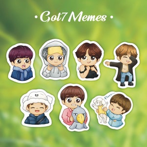 Puede incluir: Una colección de siete pegatinas de dibujos animados con ilustraciones estilizadas de personas en varias poses y atuendos. Las pegatinas tienen un borde blanco y están sobre un fondo verde borroso. El texto "Got7 Memes" está escrito en blanco en la parte superior.