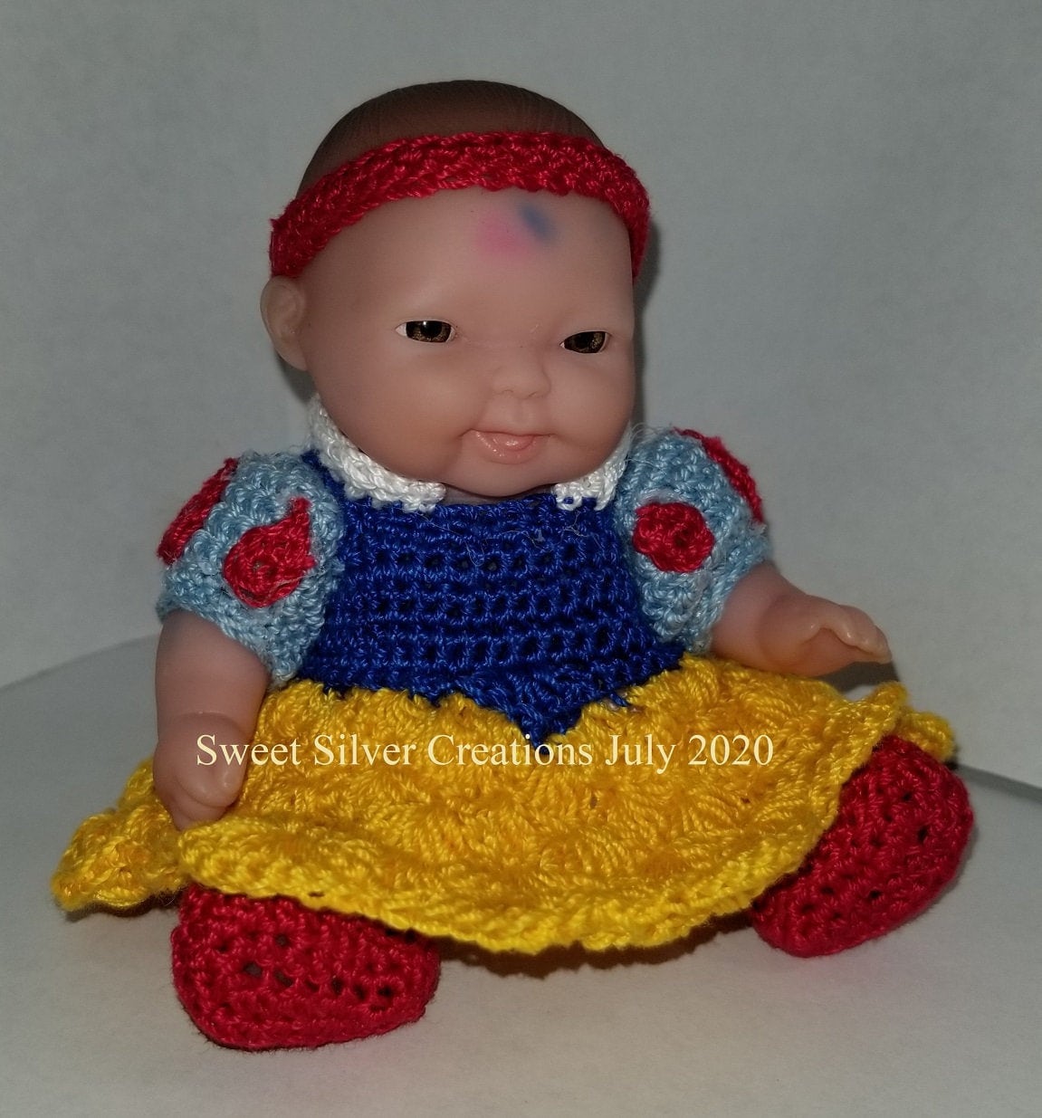 30 Snow White Dress Patterns To Crochet For Babies, Dolls, And Bridal Looks 4 5.5" Berenguer Snow White Baby Outfit Pattern