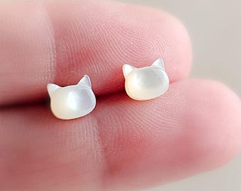 Boucles d'oreilles chaton en nacre • Argent sterling ou plaqué or 14 carats • Disponibles en 5 couleurs