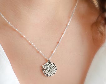 Collier Chat Endormi • Pendentif Chat Rayé en Argent Sterling • Chat du Bengale • Bijou Chat Gravé Personnalisé • Cadeau pour Amoureux des Chats