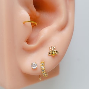 Clous d'oreilles petite abeille au dos plat • Boucles d'oreilles petite abeille • Filetage interne • Bijoux de corps • Clous dormants • Calibre 16 • Clous de nez • Bourdon en or