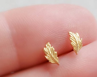 Tiny Feather Studs • 14k Gold Feather Earrings • Little Gold Feathers • Delicate Feather Studs • Minimalist Stud Earrings • Dainty Feathers