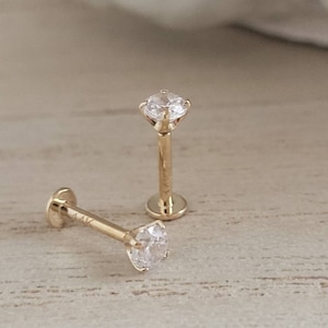 Puces d'oreilles plates en or 14 carats et diamants CZ • Puces d'oreilles de calibre 18 • Pierres serties griffes • Dos confortables • Puces d'oreilles 14 carats délicates