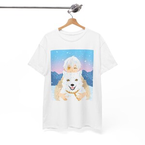 Könnte beinhalten: Weißes T-Shirt mit einer Cartoon-Illustration einer Person mit weißen Haaren, die auf einem weißen Wolf in einer verschneiten Landschaft reitet. Der Hintergrund zeigt Berge und einen blau-rosa Himmel. Das Design ist auf dem T-Shirt zentriert.