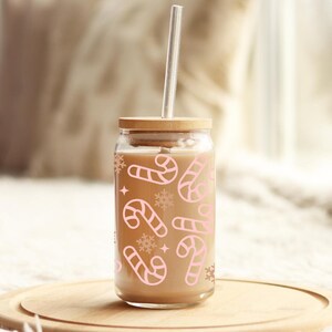 Cannes de Noël en verre de 16 oz, canette de Noël rose en verre, tasse en sucre de canne avec couvercle et paille, tasse de café glacé en verre des fêtes, canette de bière en verre