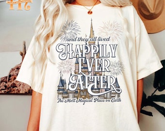 Vintage Disney Happly Ever After Comfort Farben Shirt, Retro Der magischste Ort auf Erden Shirt, Disney Schloss Mädchen Shirt, Disney Reise